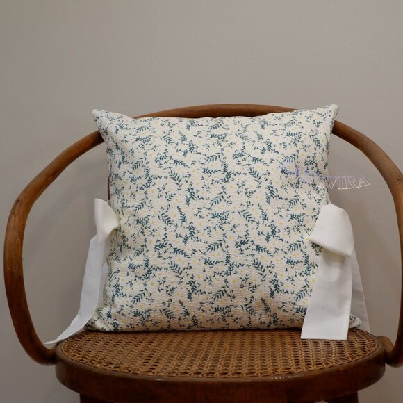 Bow Vintage Handcrafted Throw Pillowcase with Zipper - Picture 4 of 4